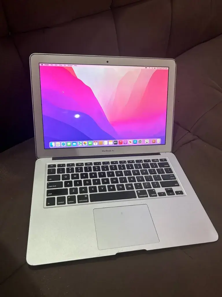 Продам MacBook air 2015 8 gb 256 gb батарея 86% есть небольшой ореол засветка на экране из-за перег…