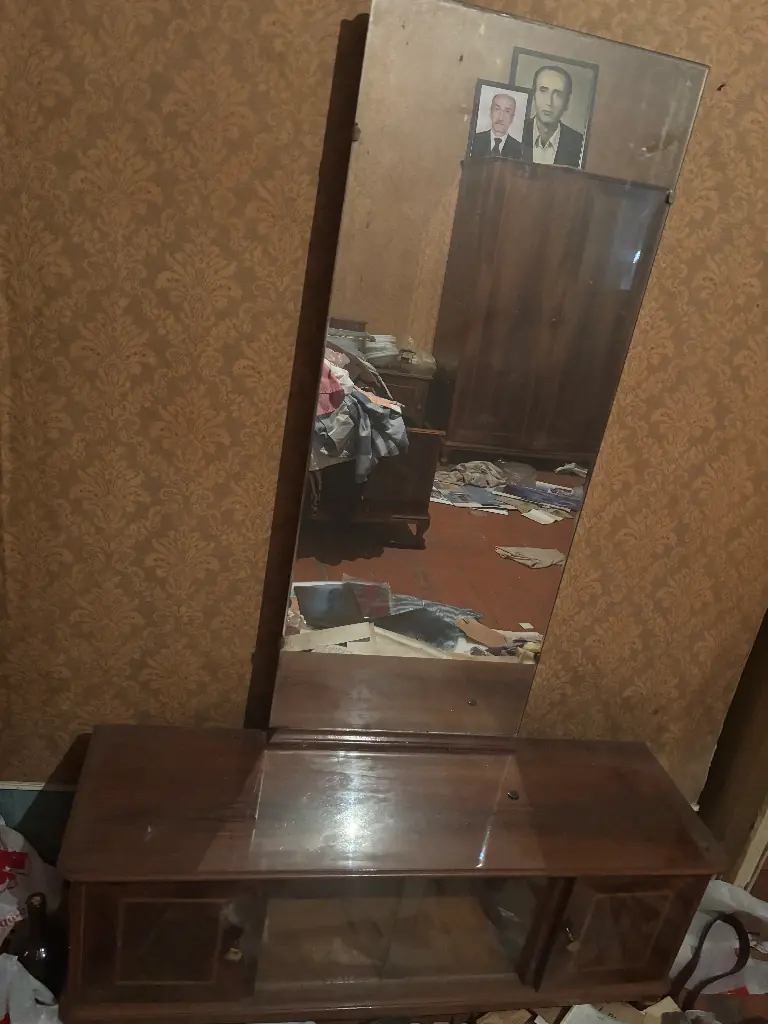 Румынский гарнитур 1970 годов ( гардероб, 2 кровати с родными матрасами, трюмо, пуфик, 2 тумбочки) …