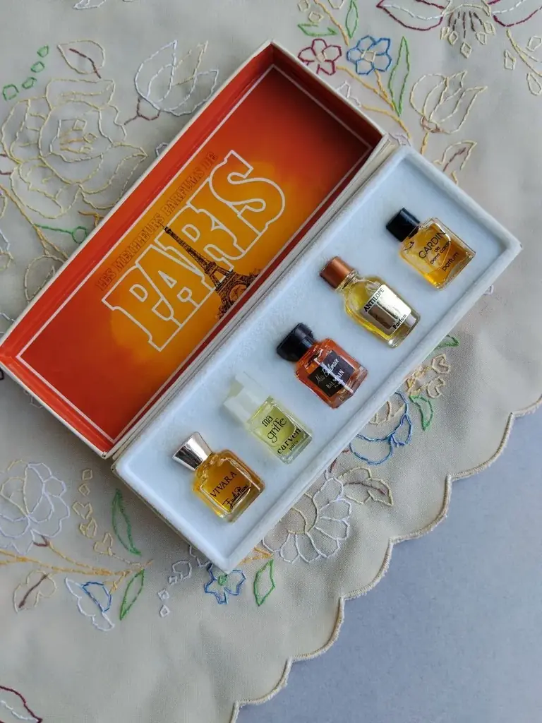 1.Винтажный коллекционный набор из 5 миниатюр Les Meilleurs Parfums de Paris, 1970х