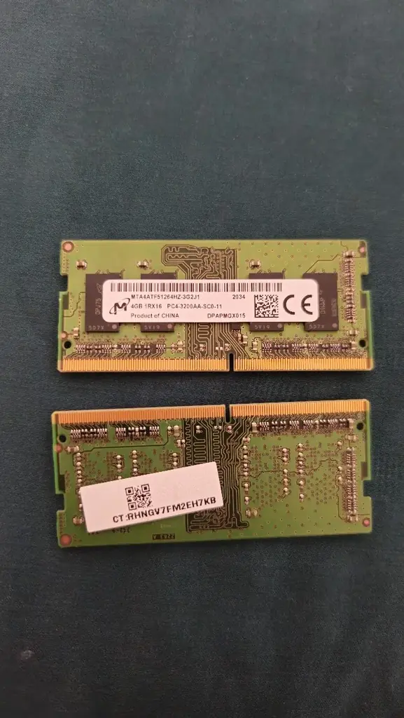 Продам 2х4 gb ddr4 ноутбучной памяти. Самая простая, без наворотов. 2000 динар за все. Белград