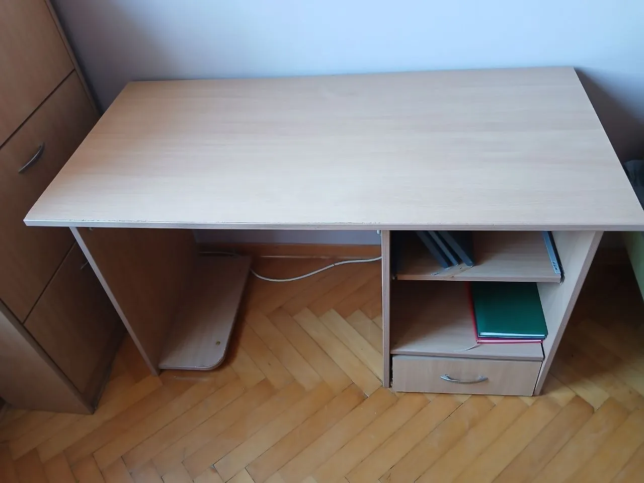 Стол письменный, компьютерный. 124см × 60 см, высота 75см.