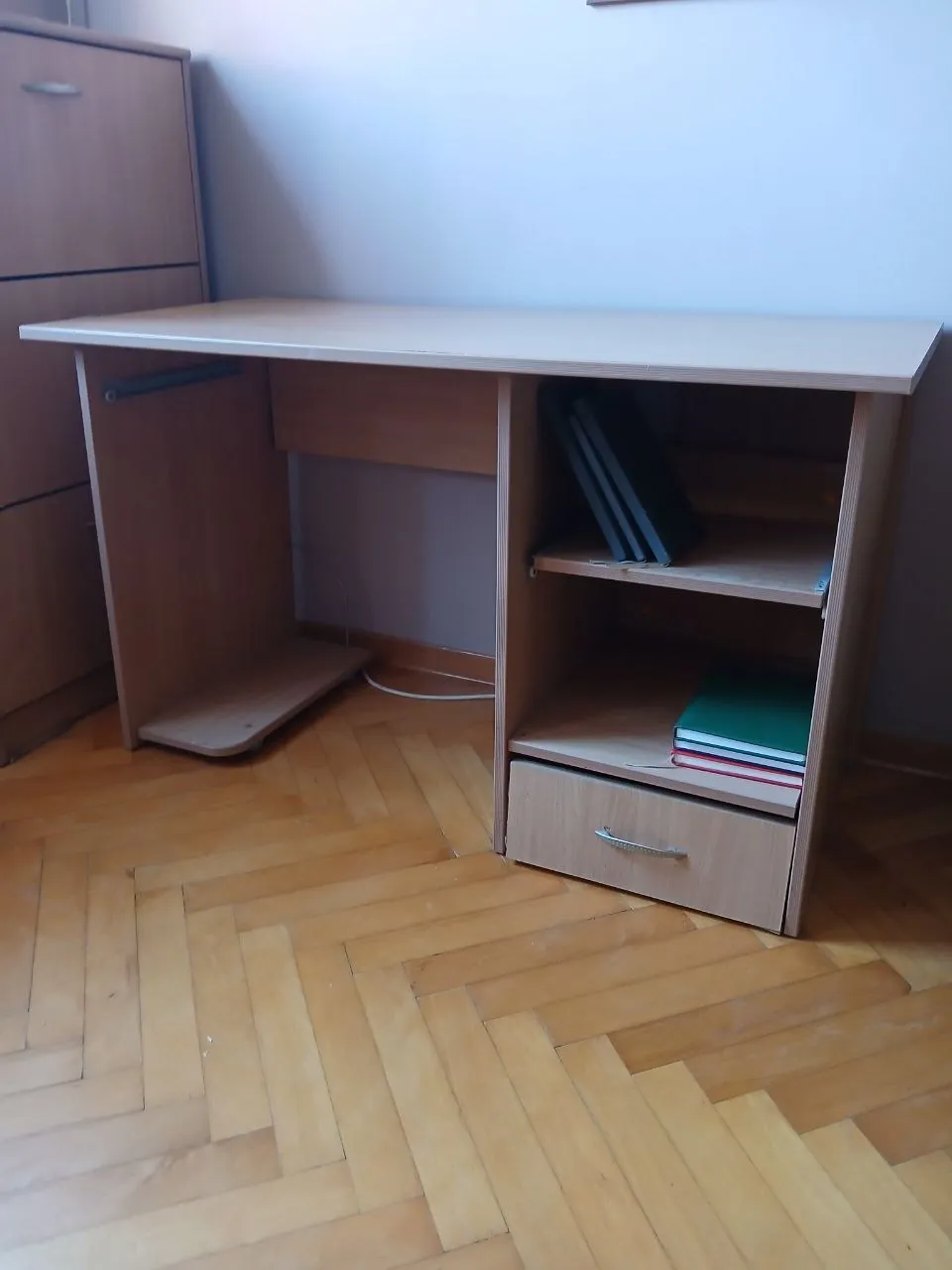 Стол рабочий 124см бесплатно.