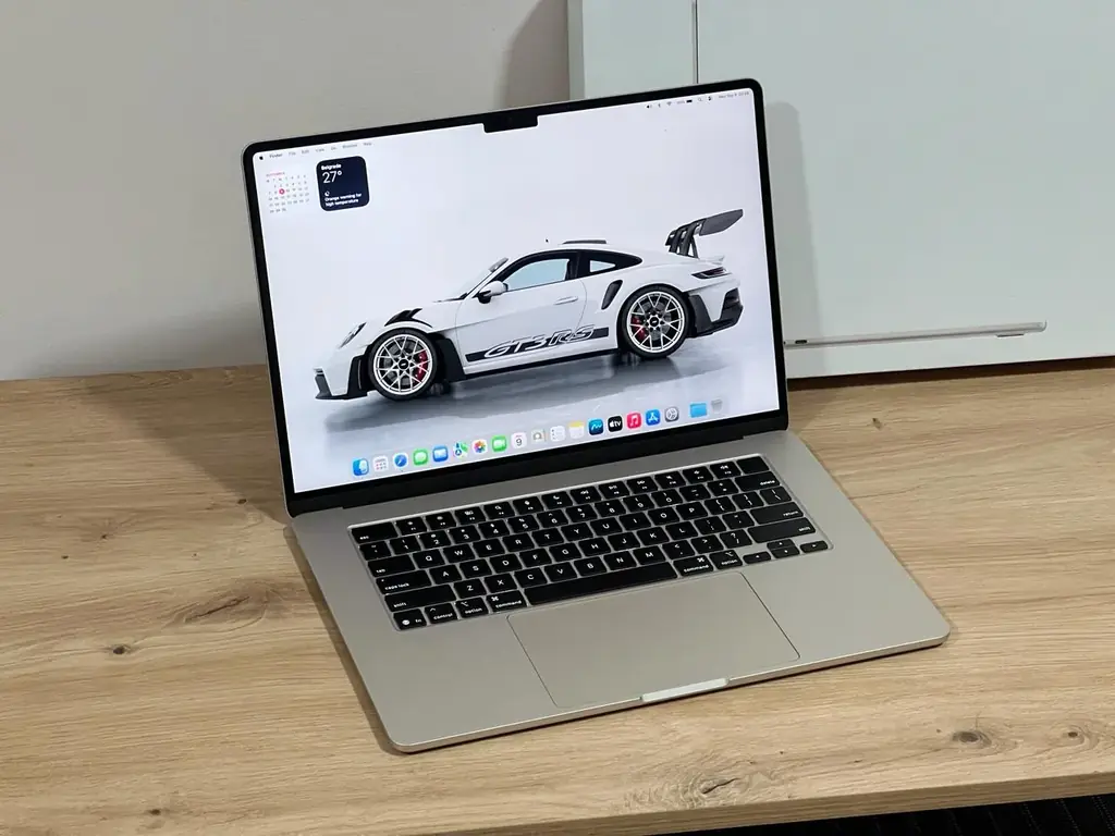 На продажу 3 ноутбука Apple