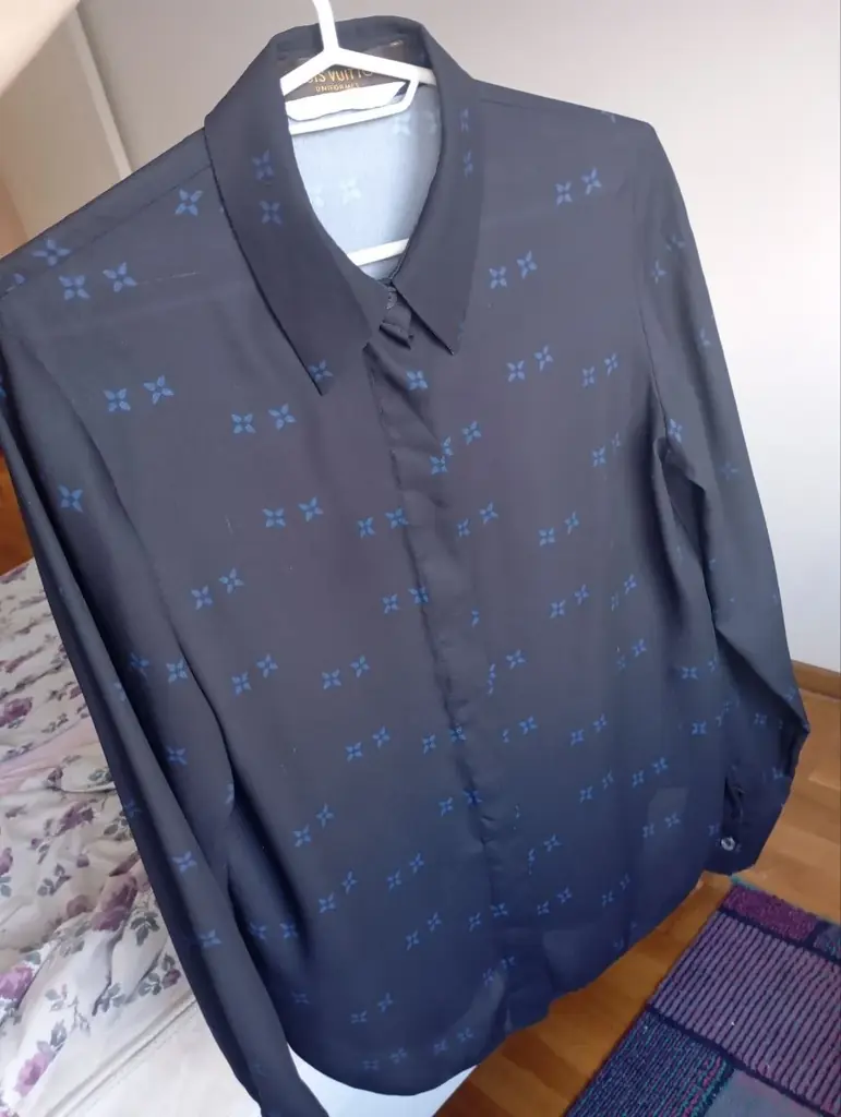 Продам блузу Louis Vuitton из линейки Uniformes, размер 36. 42-44 российский. Оригинал в хорошем со…