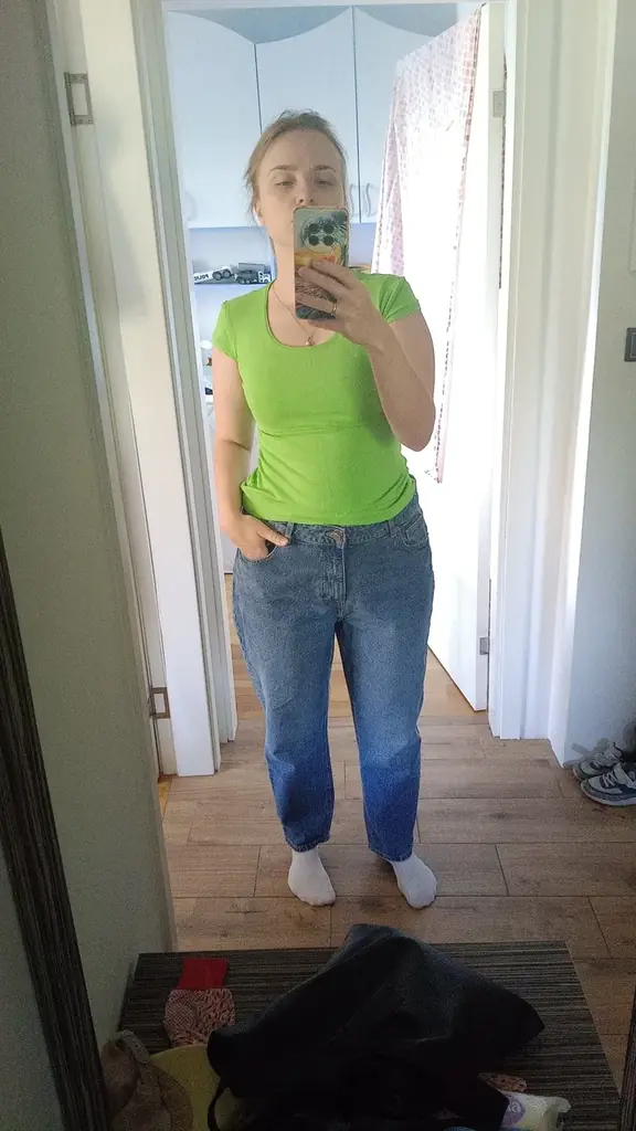 1) Джинсы Mom fit 44 евр. мало б/у - 800 динар