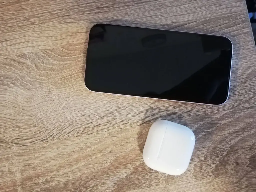 Продам iPhone 15 128 gb + AirPods 4. Оригинал в отличном состоянии. Цена 450 евро. Oude Pekela. Мог…