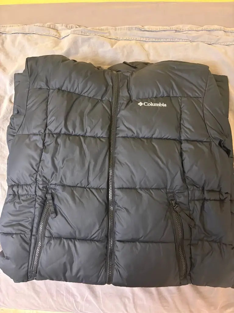 Продам длинный пуховик Columbia черного цвета.