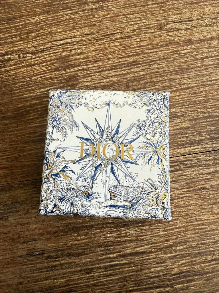 Оригинальное кольцо Dior. Отсутствует один камушек на букве D на фото видно. Размер L 260€ Самовызо…