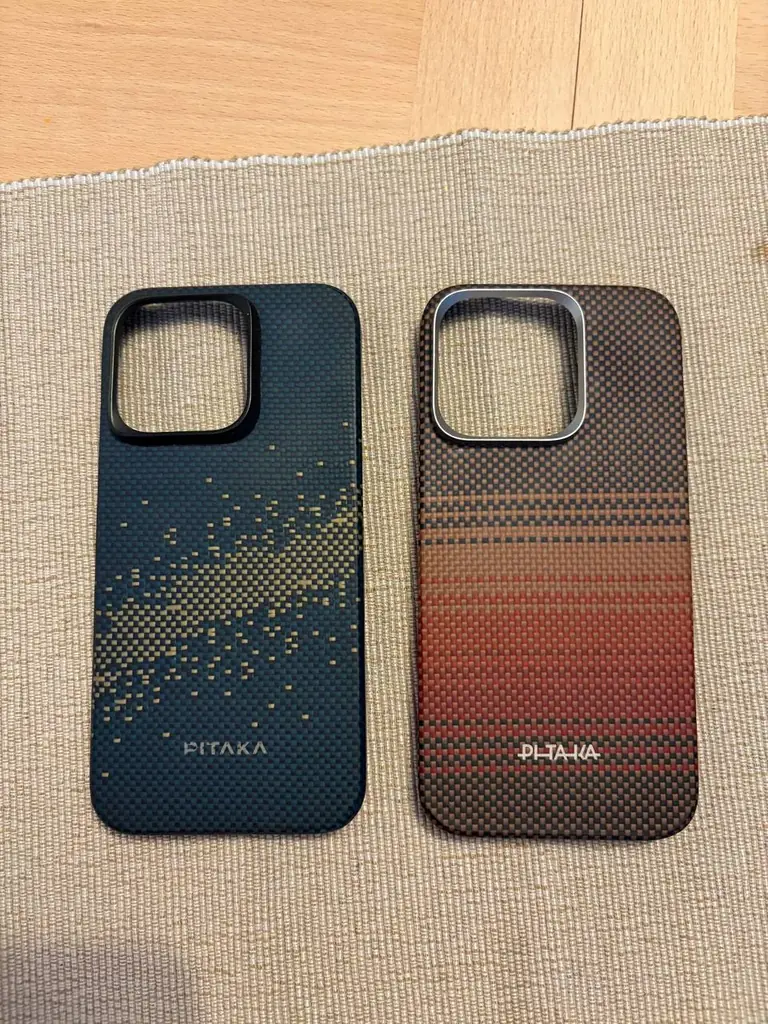 Два чехла Pitaka iPhone 15pro. 25€ за штуку.
