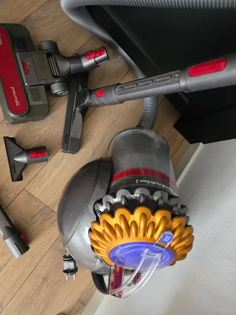 Продам пылесос Dyson. С разными щетками полный комплект. Состояние нормальное все работает, продаем…