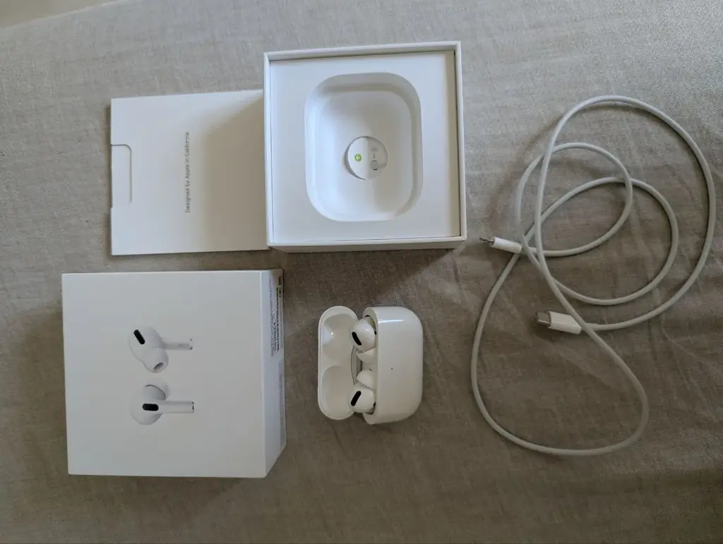 Продаю Apple AirPods Pro 1 поколения. Состояние хорошее. В комплекте оригинальная коробка, кабель д…