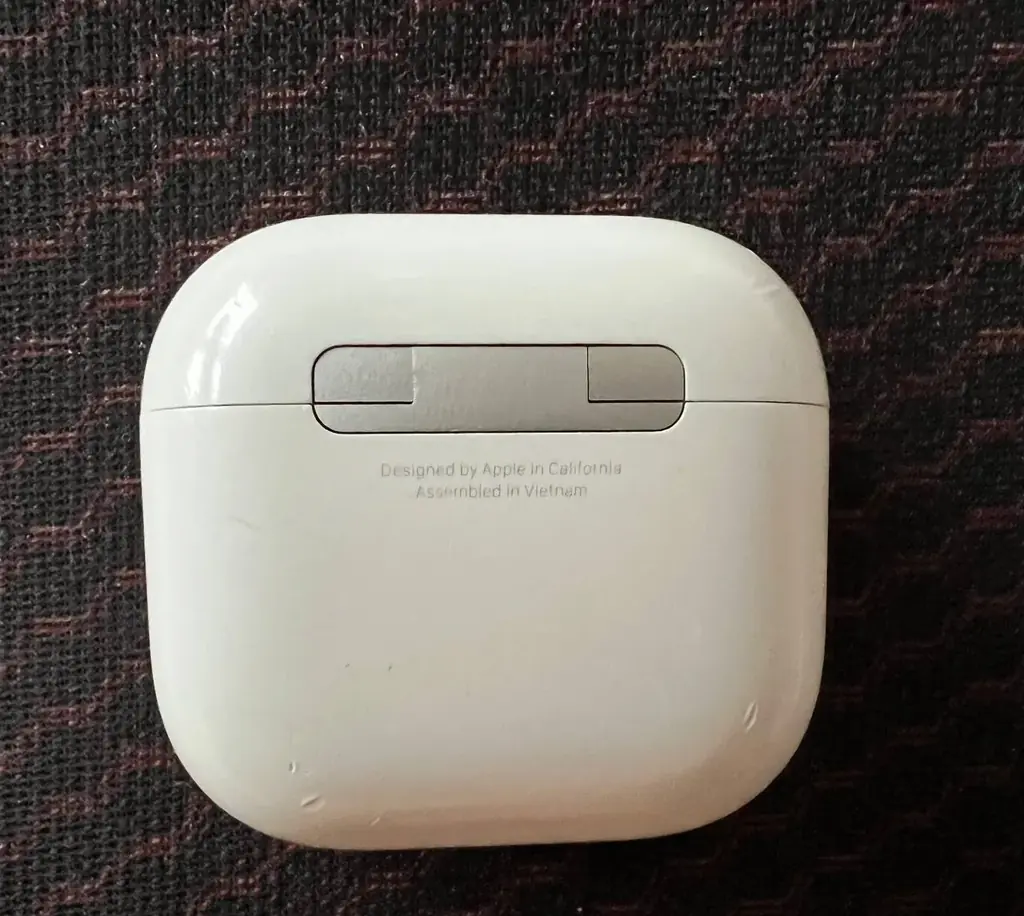 Продам  зарядный кейс для наушников Apple AirPods 4. Без наушников Almere Poort цена договорная