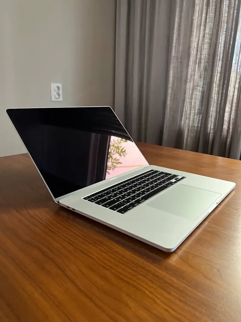 Продаю свой домашний MacBook Pro 16″ 2019 года.