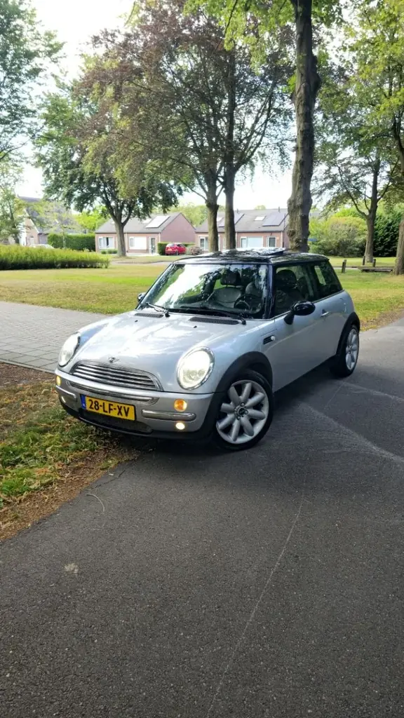 Продаётся MINI Cooper на автомате 1.6 ⛽ бензин 116л.с,в отличном состоянии: исправен, оснащён панор…