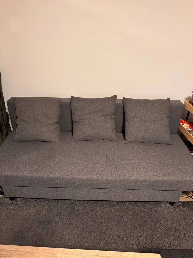 Продам розкладний диван Ikea в хорошому стані з трьома подушками в комплекті, можна в ньому зберіга…