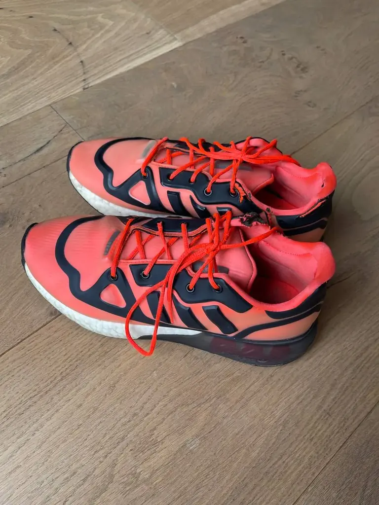 Продаю водонепроницаемые кроссовки adidas, размер 43, цена 15 евро. Утрехт