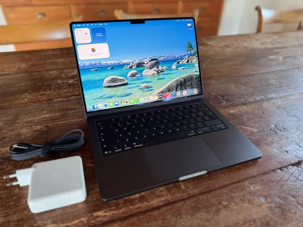 MacBook Pro 14" M5 Pro — 48 ГБ / 1 ТБ — Space Black — AppleCare+ до мая 2029