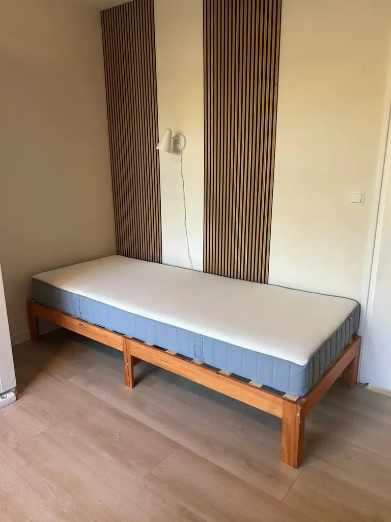 Продаётся кровать vidaXL из массива сосны и матрас IKEA VESTERÖY жесткий.