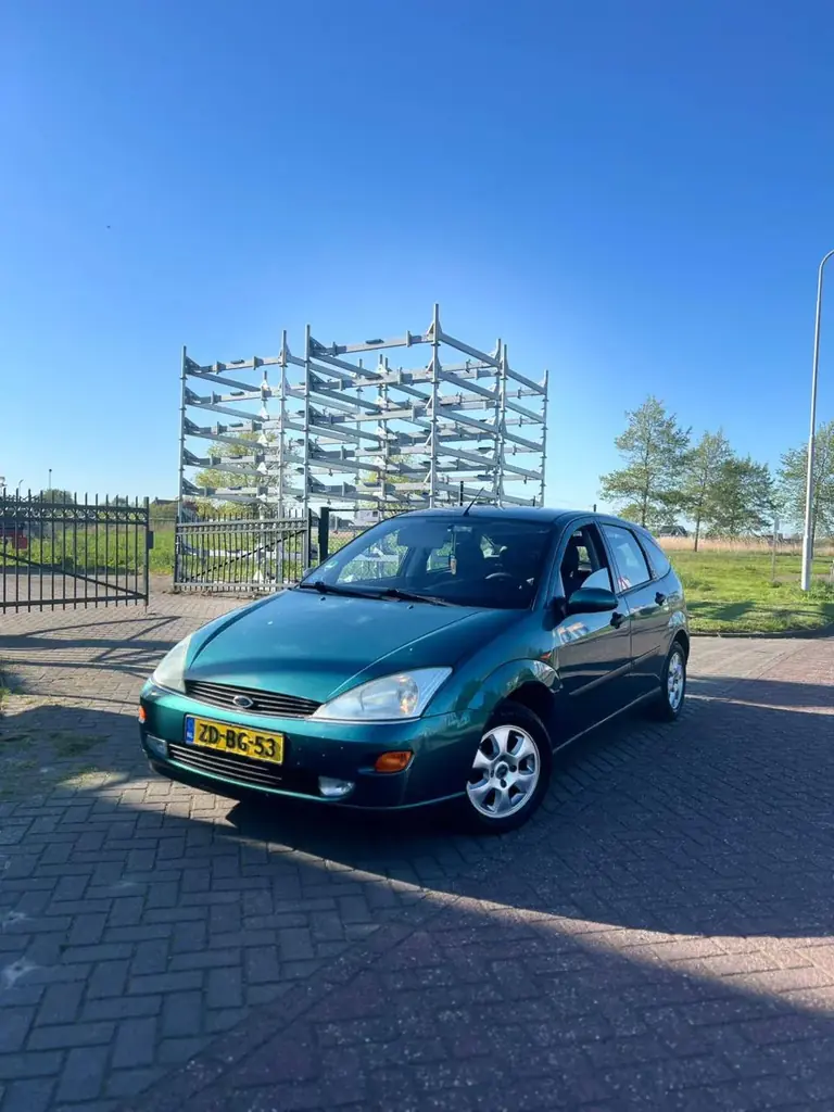 Продам машину ford focus в хорошем состоянии мотор 1.6 пробег 230 тисяч
