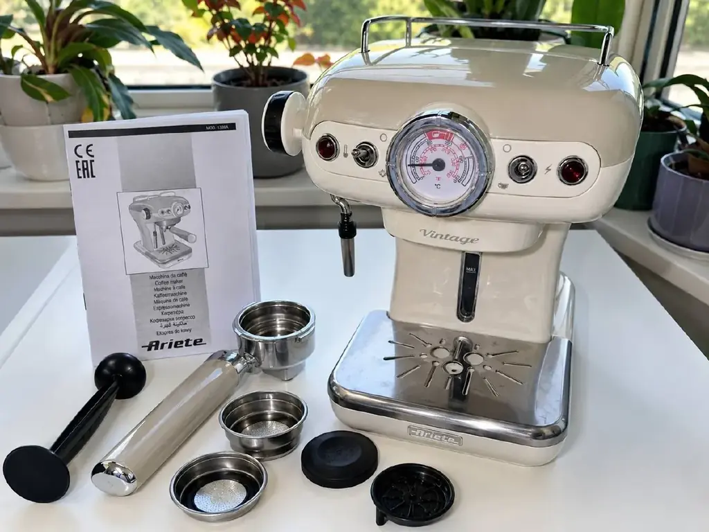 Продаю стильную рожковую кофемашину Ariete Vintage в красивом кремовом цвете.