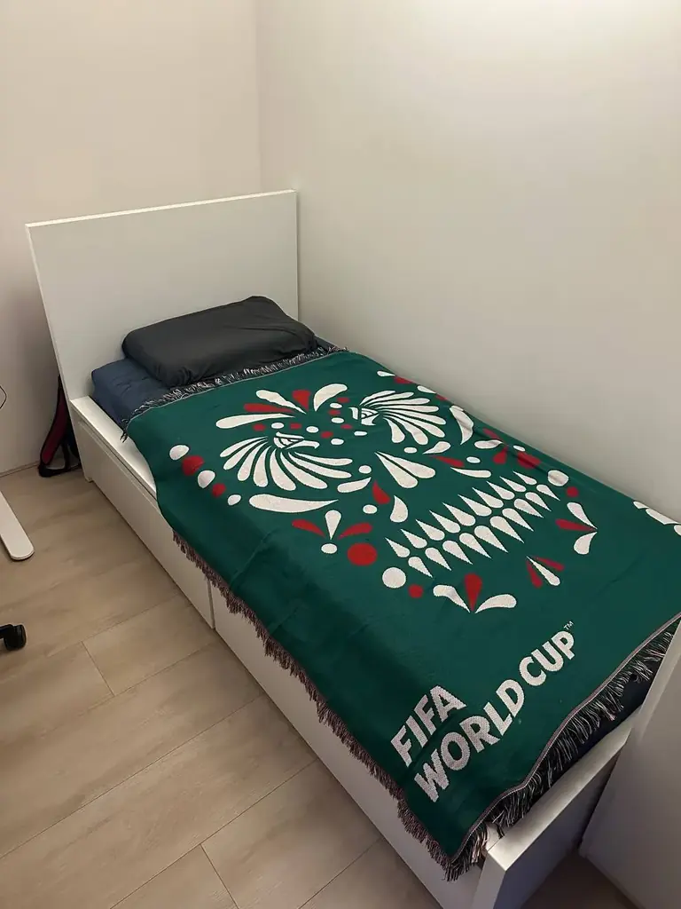 продам ikea malm кровать с выдвижными ящиками и матрасом, в хорошем состоянии.