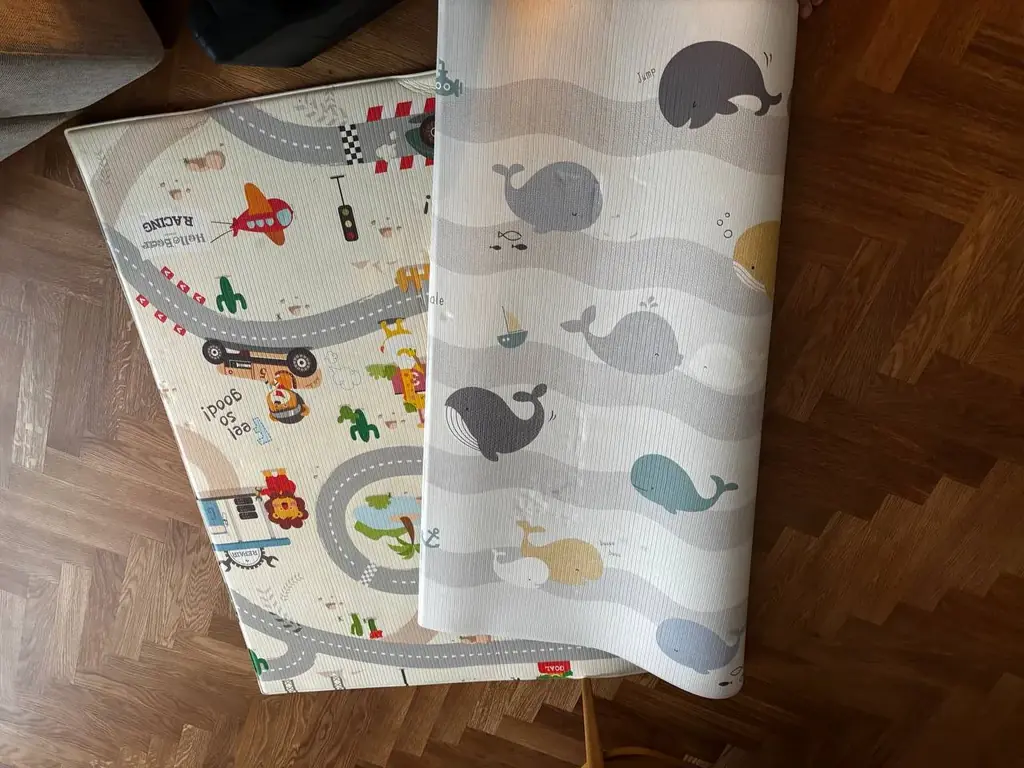 Продаю двухсторонний детский мягкий ковер 130х180. Легко моется, удобный в использовании. Очень люб…