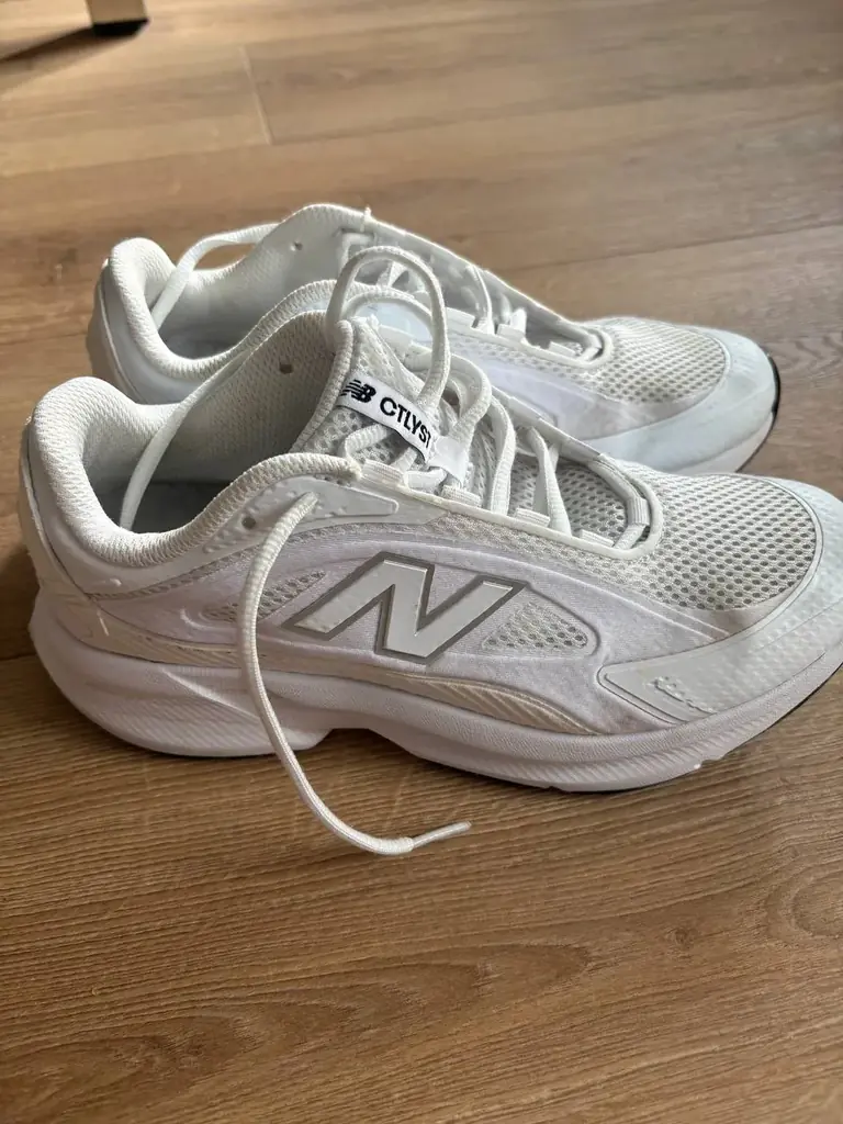 Продам кроссовки NB б/у.