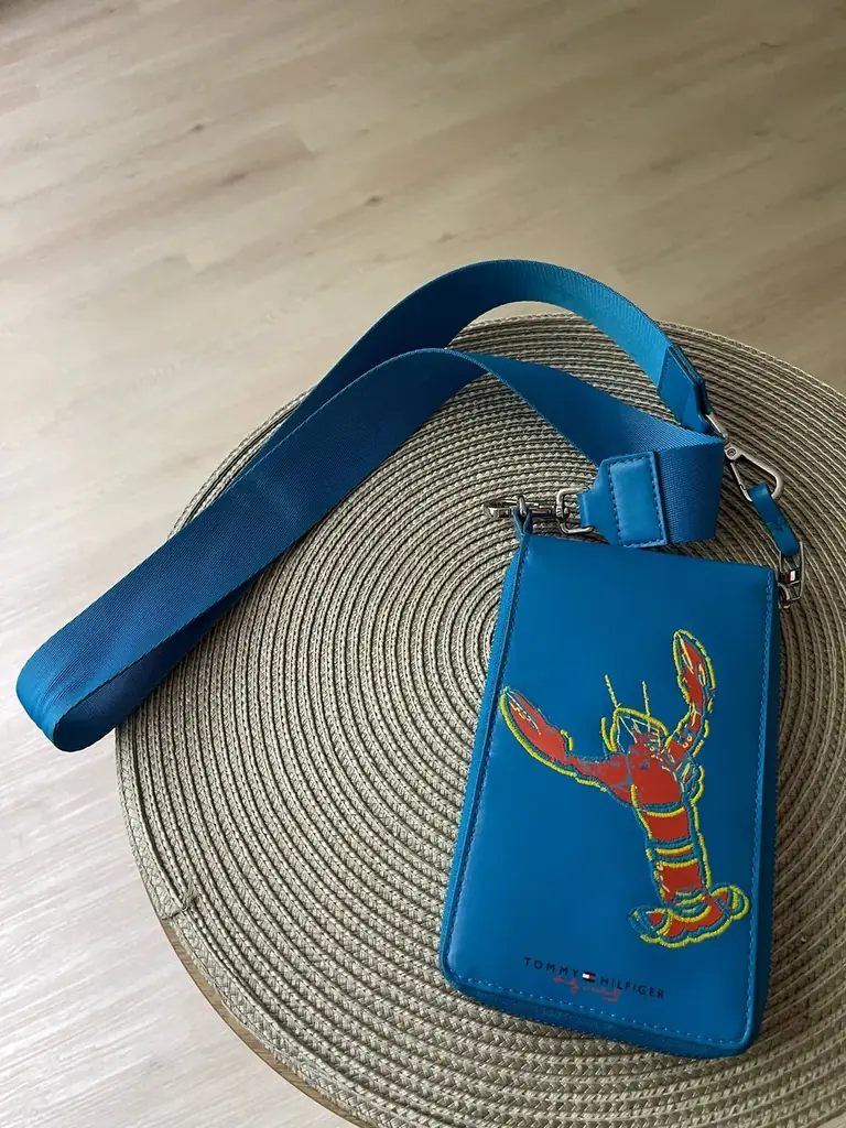 Кожаный кошелек с ремнем и вышивкой Tommy Hilfiger&Andy Warhol. Состояние нового. €50. 1093DH Amste…