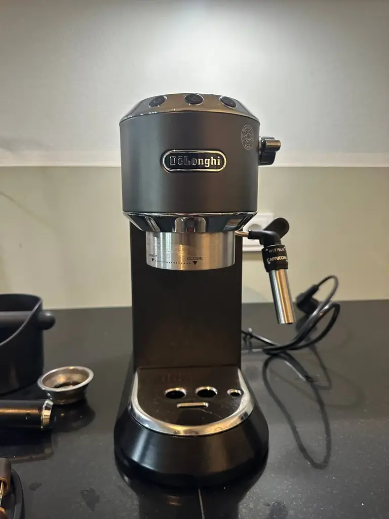 Рожковая кофемашинка DeLonghi, полностью рабочая со всем комплектующим 70€ возможен разумный торг, …