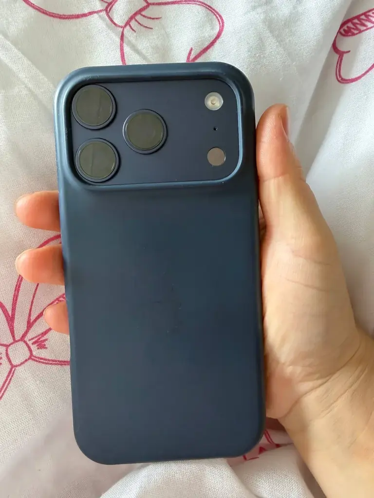 Продам айфон 17pro , синего цвета , 256гб .