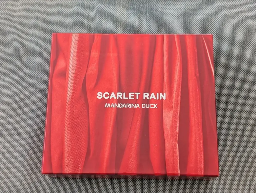 Продам духи и гель для душа Scarlet rain Mandarina duck. Цена 25€. Diemen Zuid или Amsterdam.
