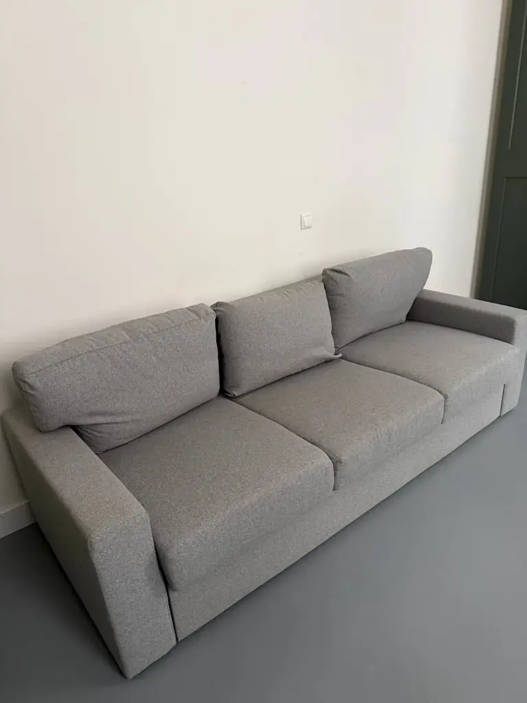 Продаём серый диван-кровать IKEA со встроенным местом для хранения.