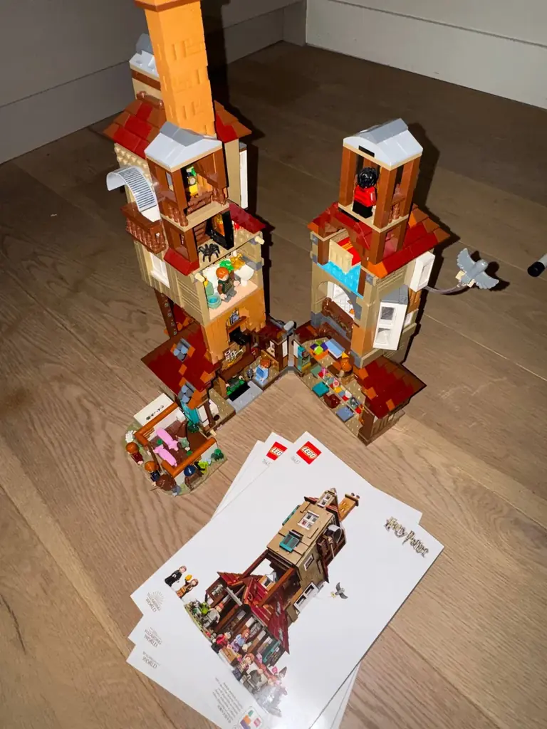 Продам LEGO Гарри Поттер, Хижина Уизли