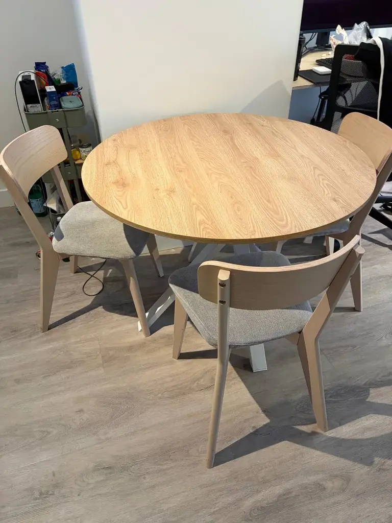 Продаем комплект IKEA: круглый стол + 3 стула 🪑