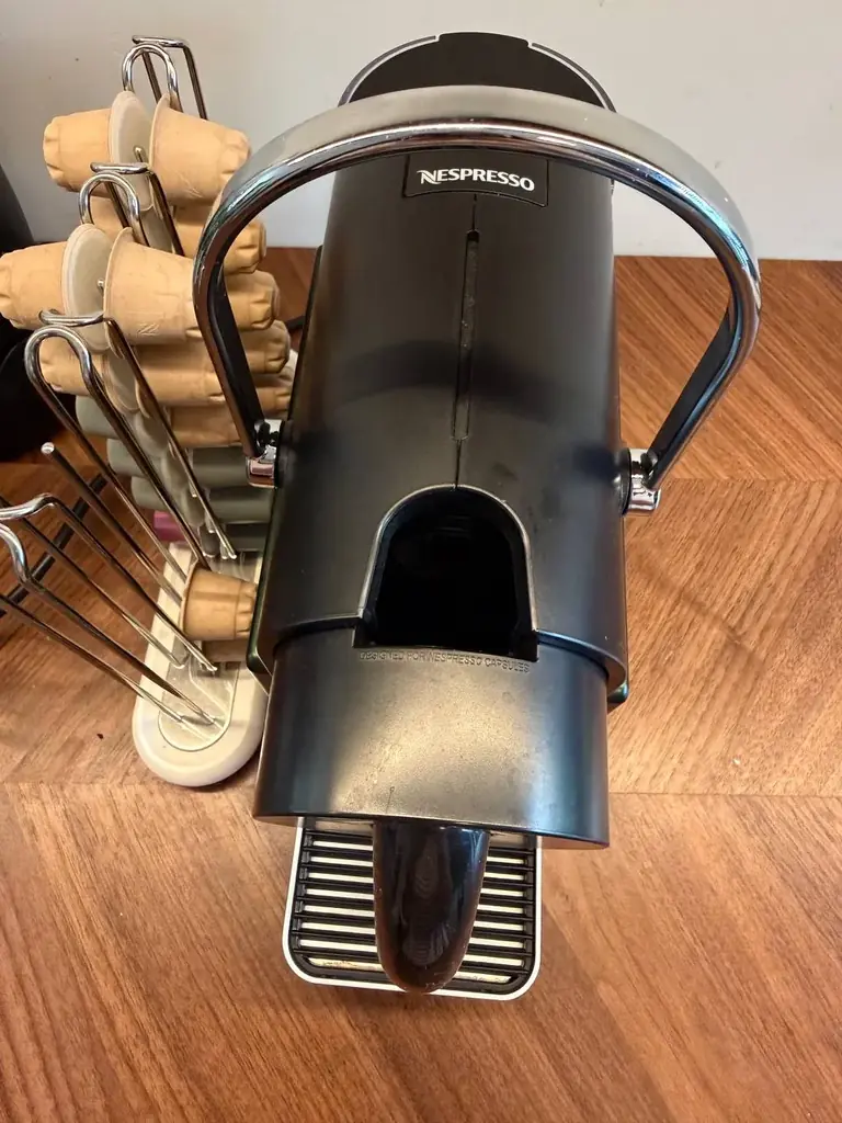 Кофемашина Nespresso CitiZ + держатель для капсул — €70
