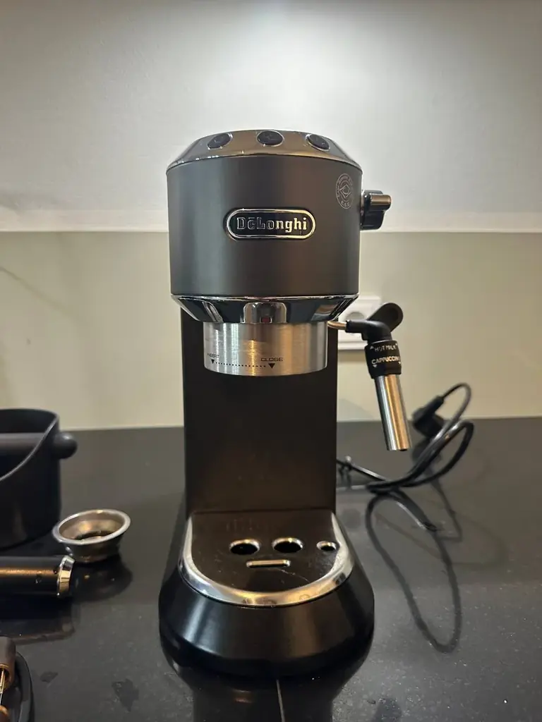 Рожковая кофемашинка DeLonghi, полностью рабочая со всем комплектующим со второго фото + кофемолка …