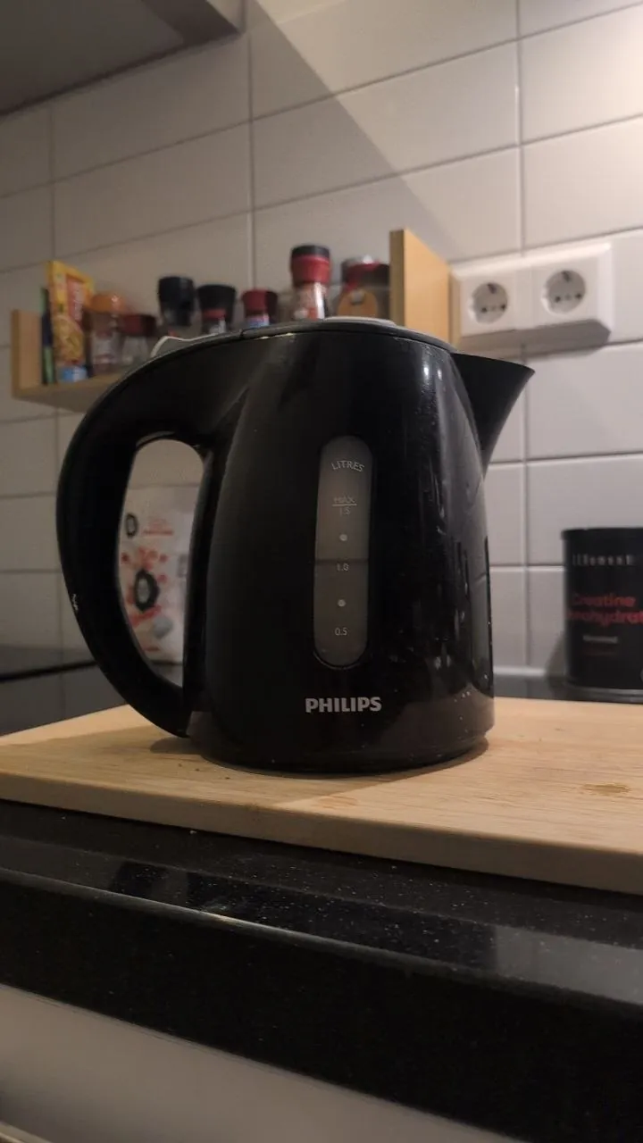 Электрочайник Philips, с подставкой. Бесплатно или за ягоды. Ляйден централ.