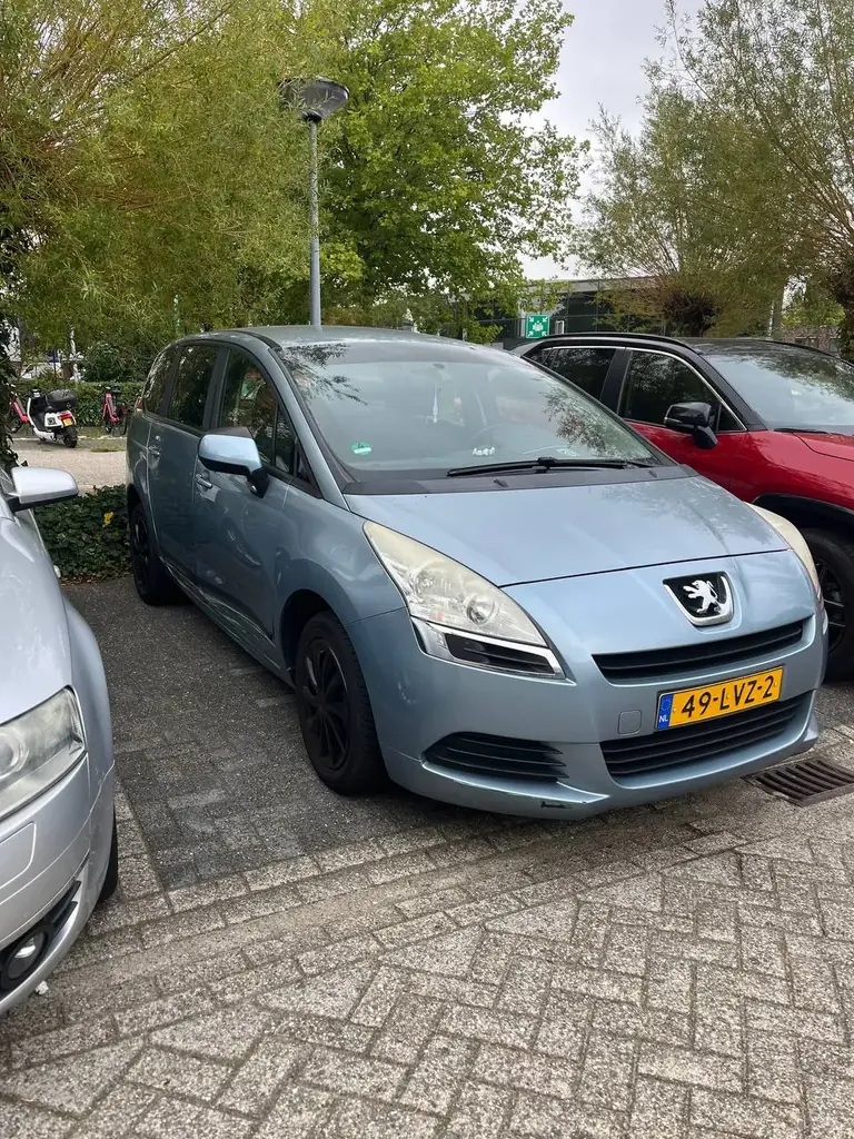 Продам . Находится в Амерсфоорт.Большой семейный автомобиль. Цена 1300 . Всё вопросы в личку.