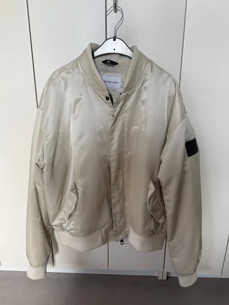 Продам бежевый бомбер Calvin Klein Jeans
