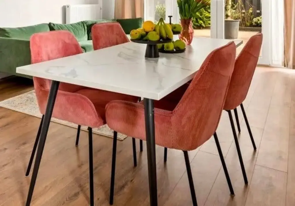 Продам стол и 4 стула за €150. Только самовывоз Almere Poort