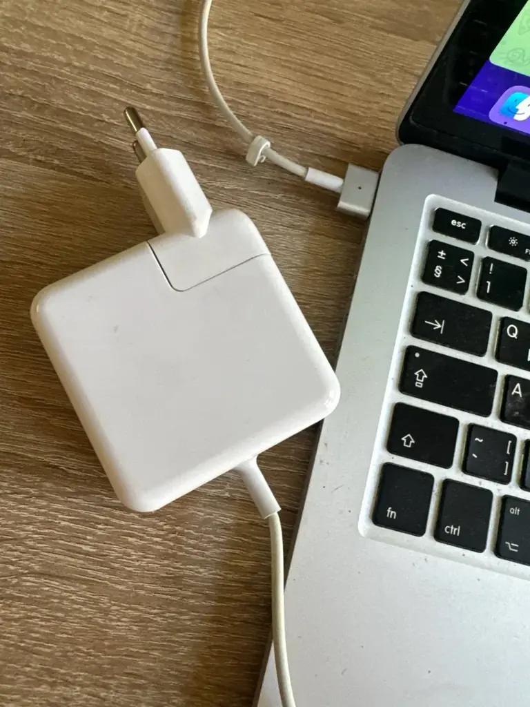 Куплю зарядное устройство Apple 60W MagSafe 2 для MacBook Pro 13″ Retina (модель A1502). Можно б/у, главное — полностью исправное. Если у кого-то есть недорого, напишите, пожалуйста.