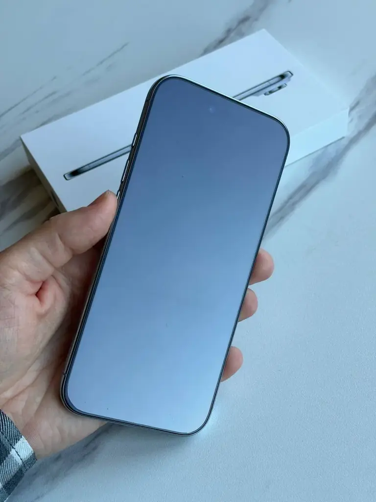 iPhone Air, 256 ГБ, небесно-голубой.