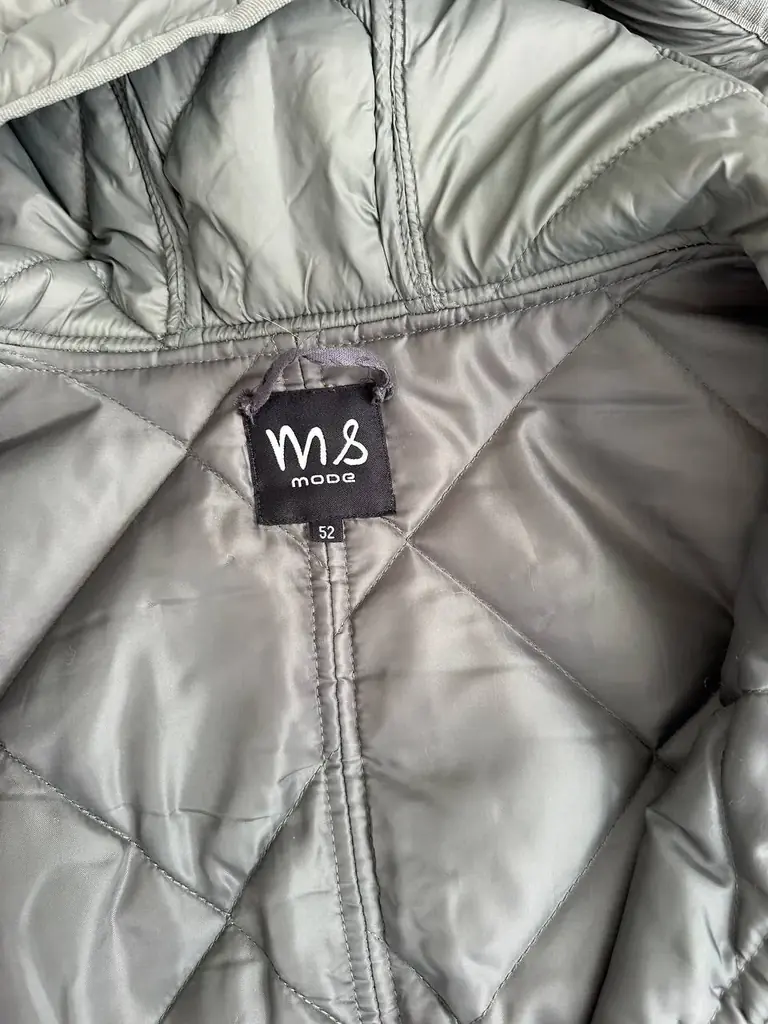 Продам теплую куртку .M&S .состояние новой вещи ,тк не носилась ни дня. 25 е.размер l-2xl .самовыво…