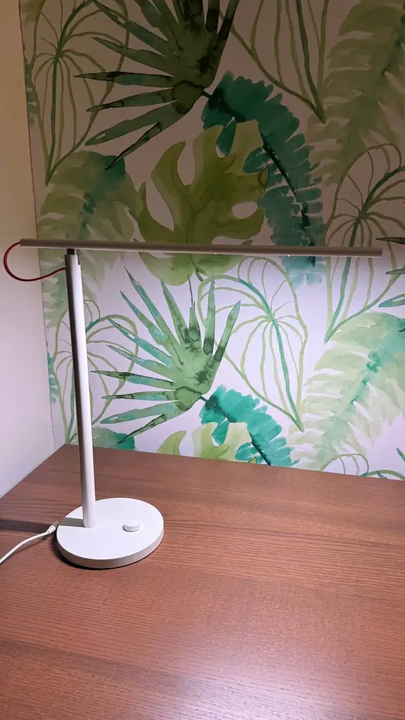 Продаю Xiaomi Mi LED Desk Lamp 1S — умную настольную LED-лампу.