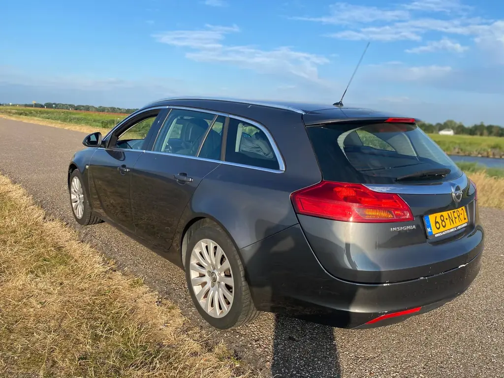 Продам Опель инсигния 10 года мотор 1.6 бензин механика 6ступка авто обслужино уважение не требуют …