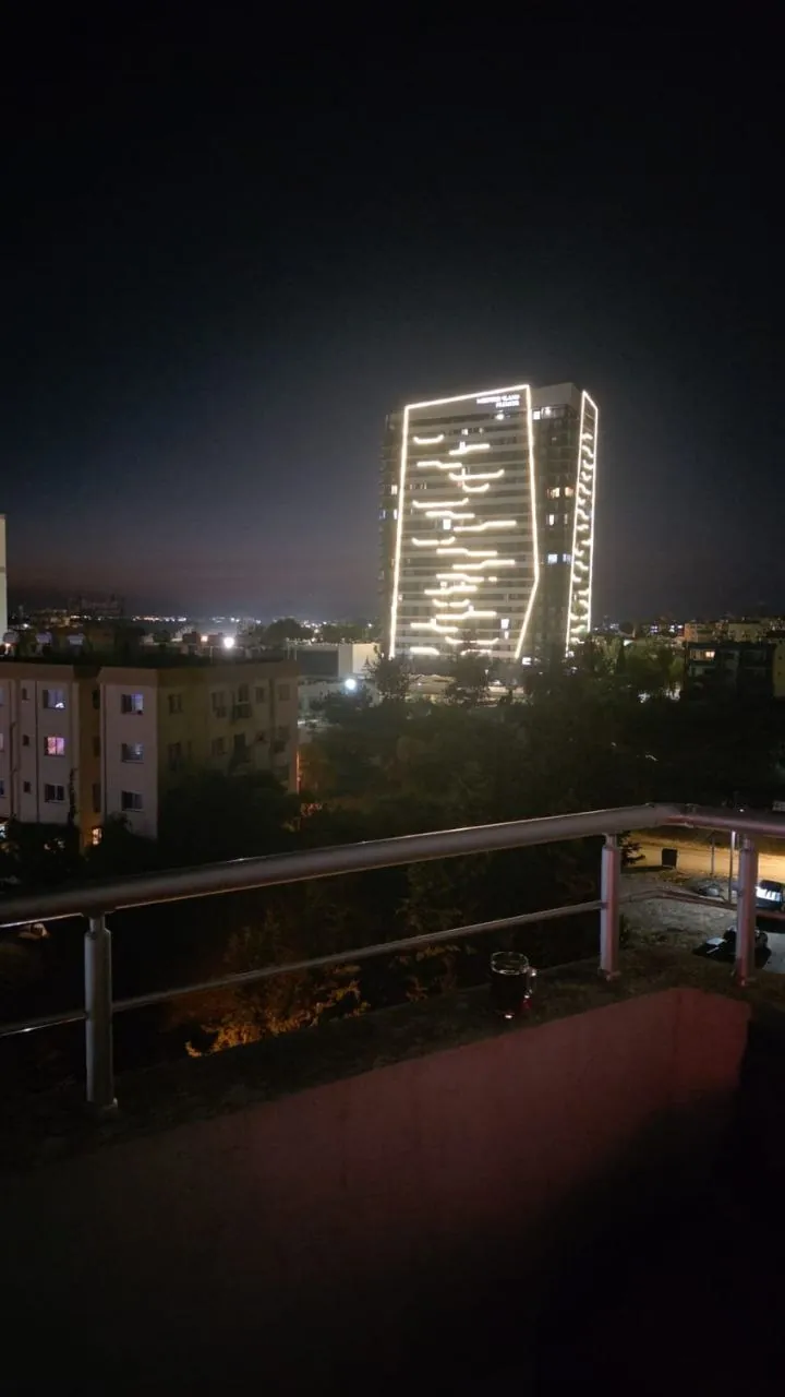 Уютная 1+1 в центре Фамагусты с огромным видовым балконом и с барбекю-зоной, гардеробной,с 2 кондиц…