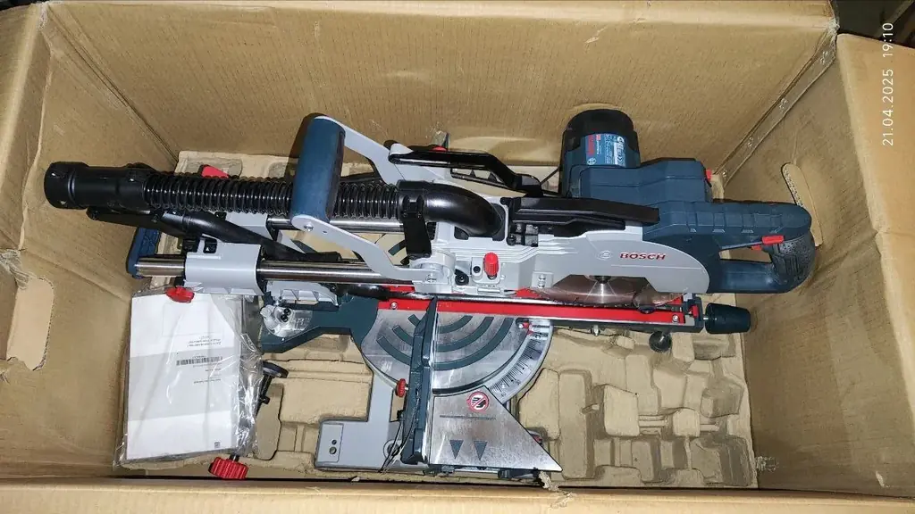 Продаю торцовочную пилу BOSCH GCM 12 GDL