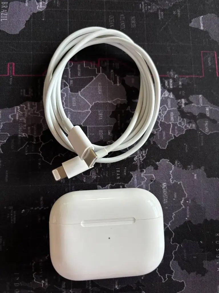 AirPods Pro , оригинальные , покупались в Украине, коробки нет , работают отлично и держат долго за…