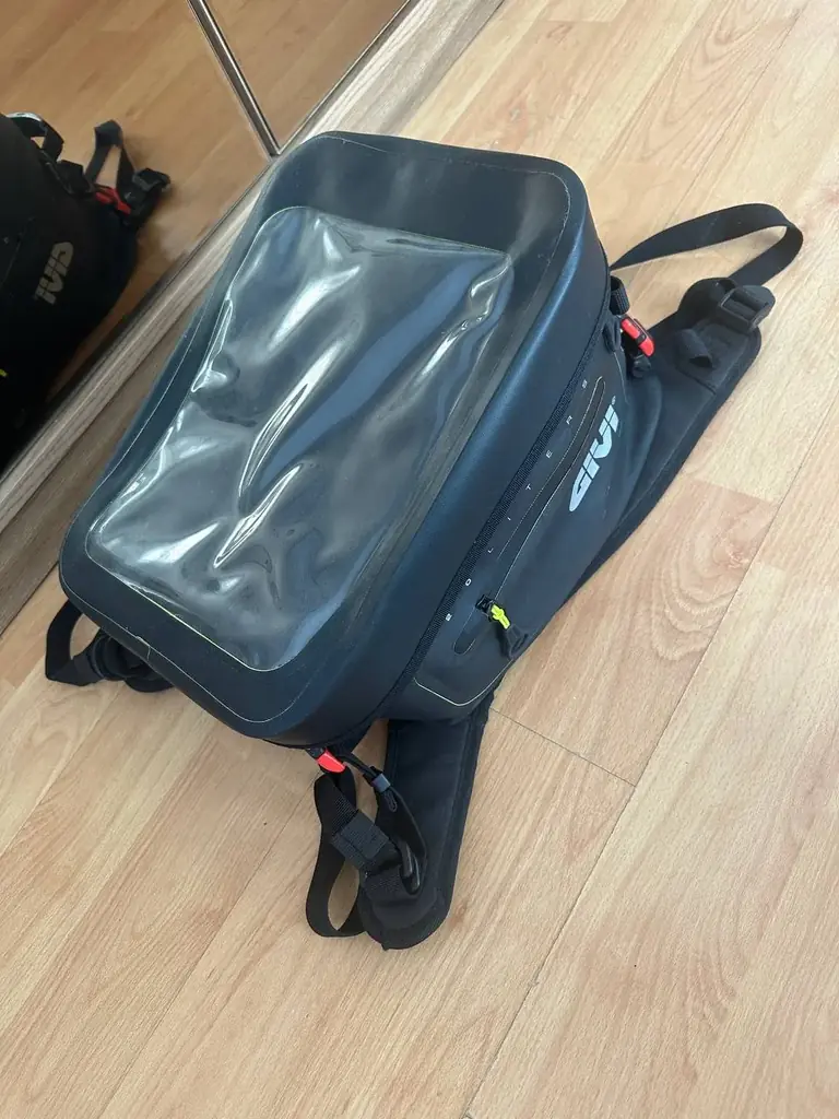 Продаю абсолютно новую оригинальную сумку GIVI на бак мотоцикла.