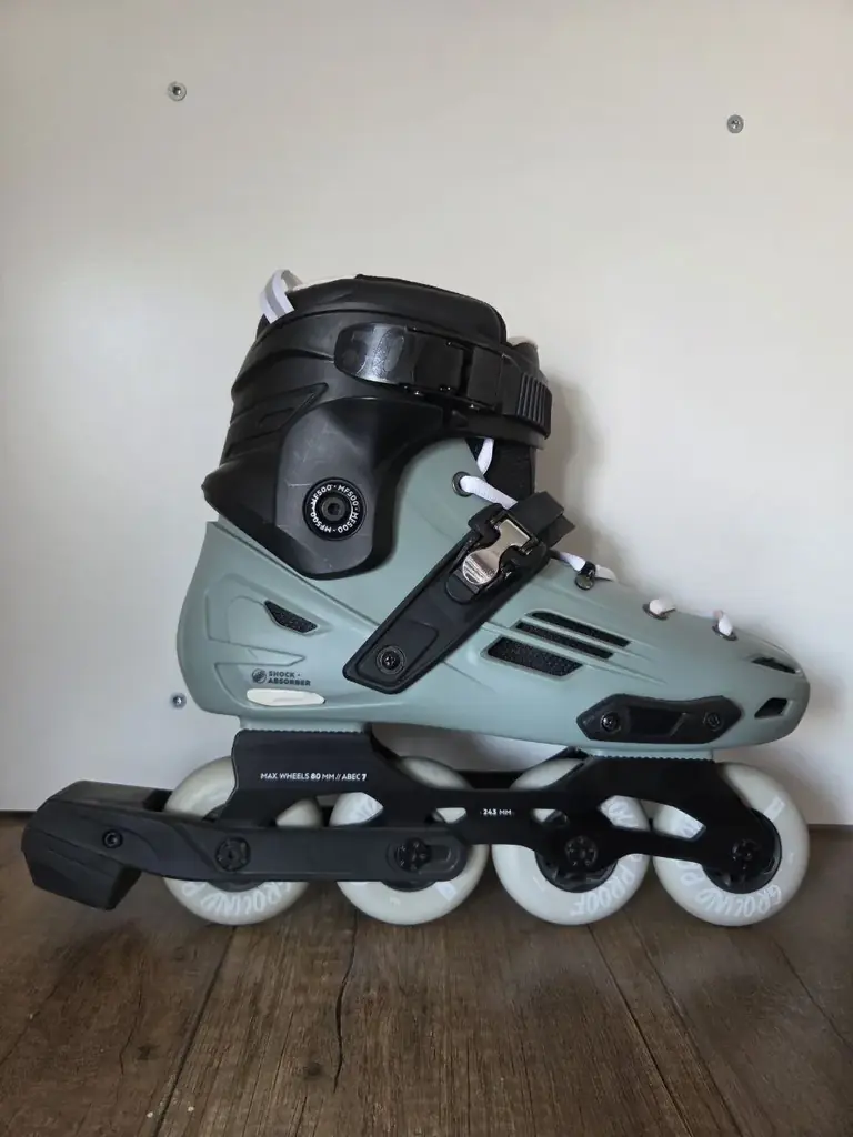 Продаю роликовые коньки Decathlon Oxelo MF500 (размер EU 44, RU 43.5, CM 28) вместе с защитой Oxelo…